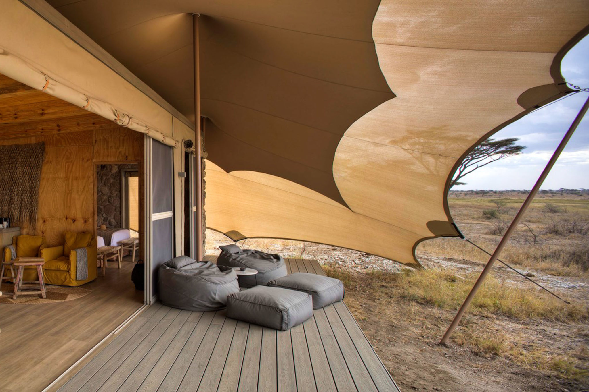 4-namiri-plains-family-tent-rooms-deck