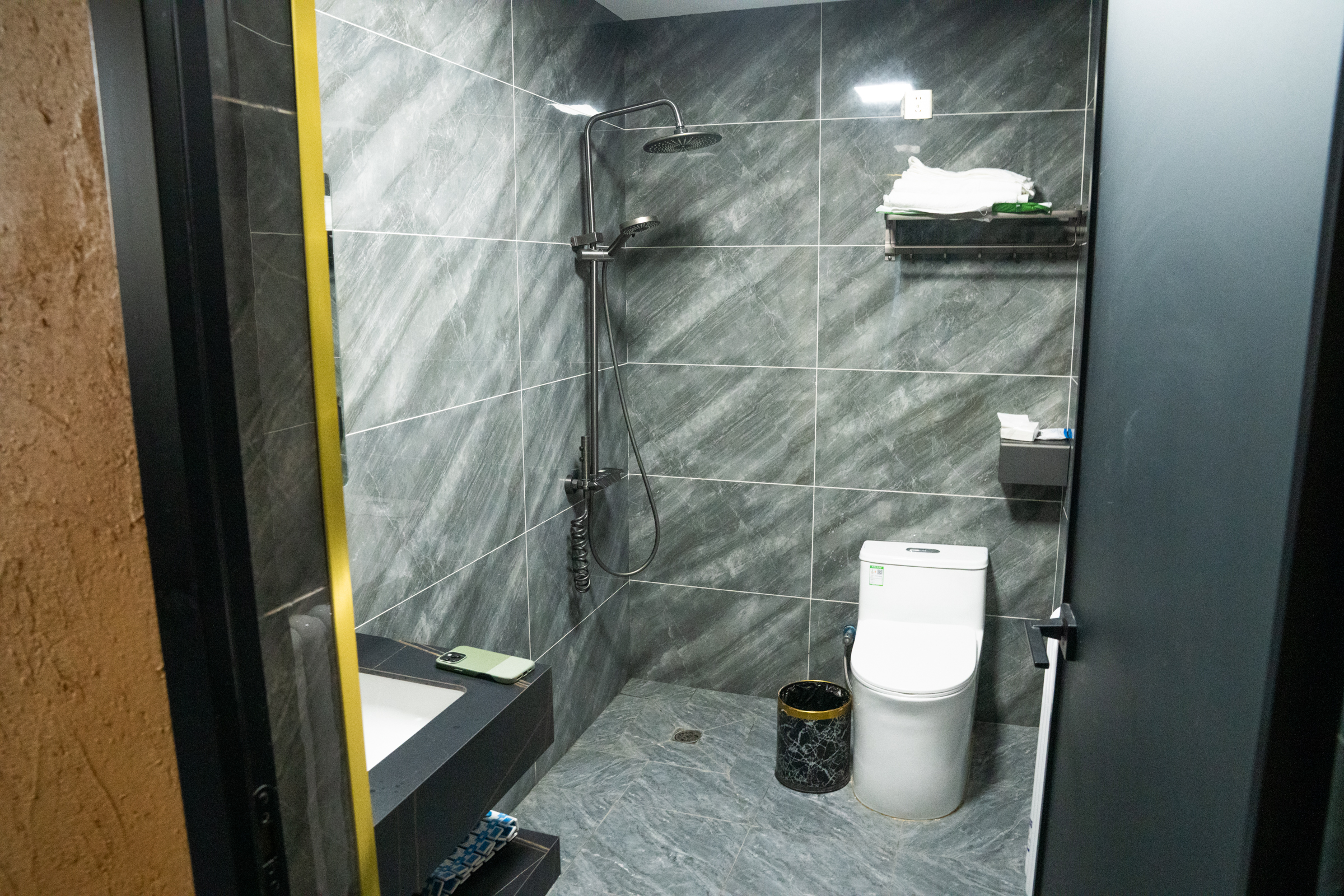 Bathroom, Dawa Kangyiang Hotel, Sichuan, China