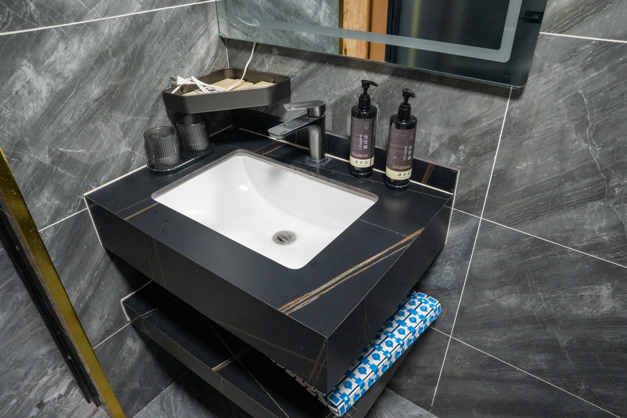 Bathroom, Dawa Kangyiang Hotel, Sichuan, China