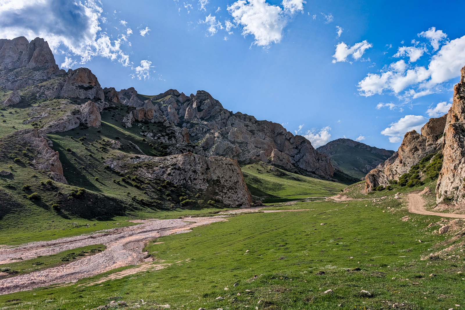 ENJOY THE BREATH-TAKING TIBETAN PLATEAU